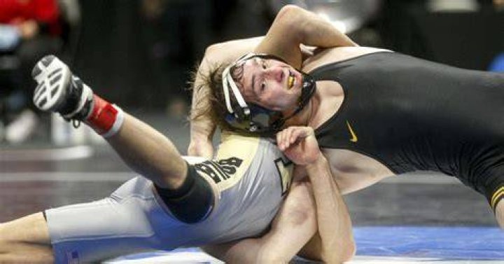 Iowa wrestlers rally around Spencer Lee after stunning loss NCAA